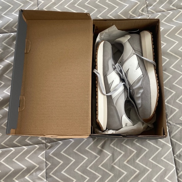 👟 Brand New Women’s NB Sneakers 👟 - Picture 2 of 6